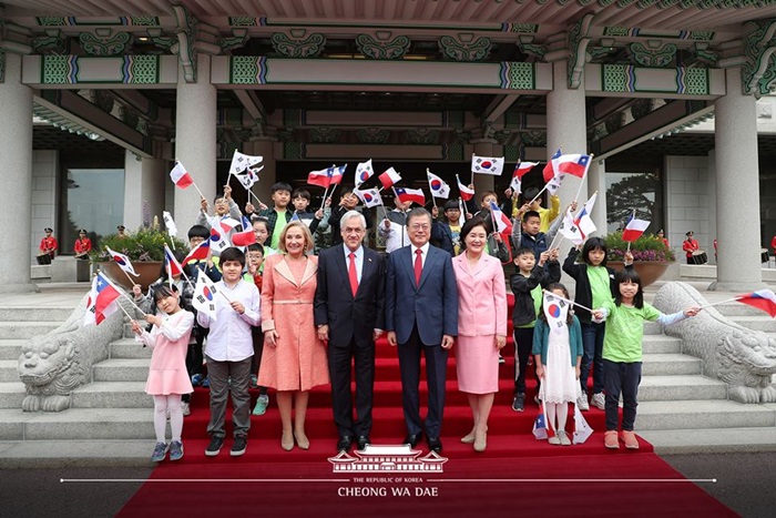 4月29日，韩国总统文在寅与智利总统塞巴斯蒂安•皮涅拉在青瓦台正式欢迎仪式上与孩子们合影留念。左为皮涅拉夫妇、右为文在寅夫妇。图片来源：青瓦台